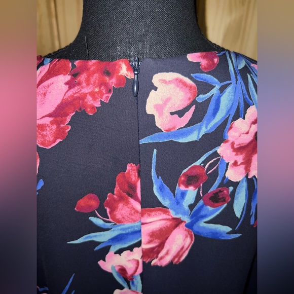 Evenly Navy Floral dress with cross cross detail in front - Picture 4 of 5